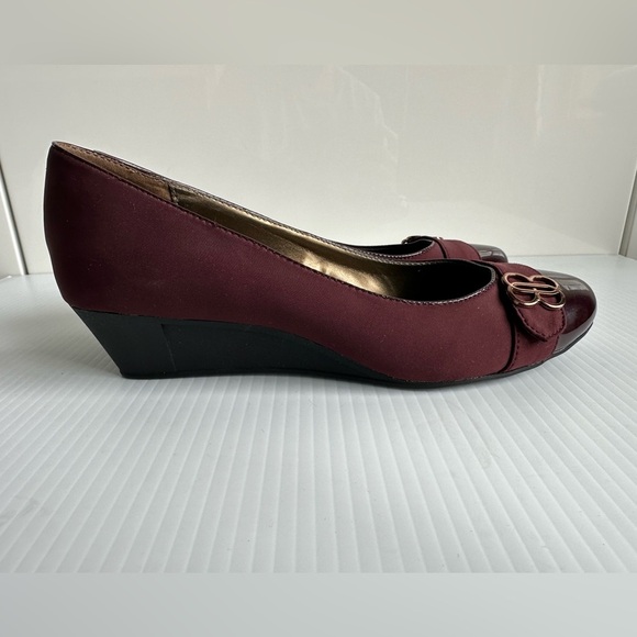 Bandolino Burgundy Wedge Size 8 Office Business Work Wear Internship - Picture 6 of 11